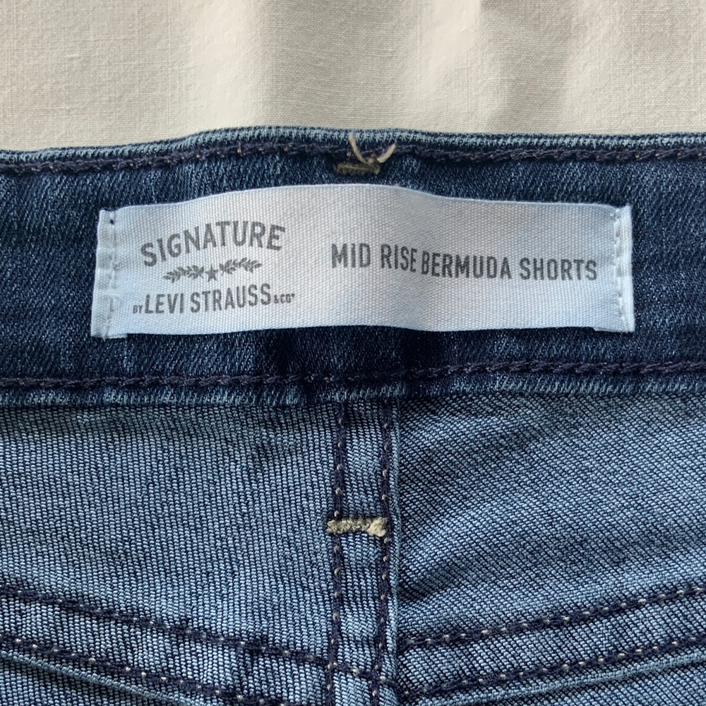 Women's Signature Levi Strauss Mid-Rise Bermuda Denim Shorts - Picture 2 of 4